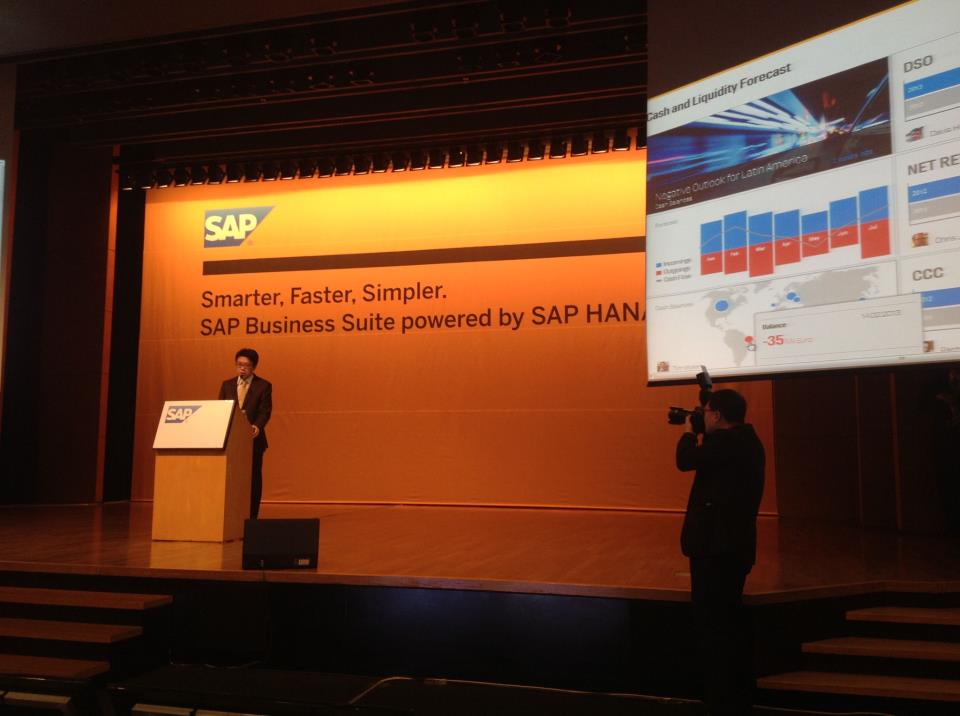 SAP HANA 기반 SAP Business Suite 데모 시연 중인 이승준위원